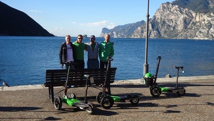 Im Stehen über alle Berge: ... und das Scuddy-Team bei der Ankunft am Gardasee