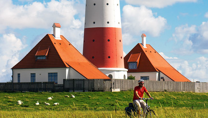 E-Bike Reisen: Sechs Touren ans Meer: Ber&uuml;hmtheit:&nbsp;Seit 1906 ragt der Leuchtturm Westerheversand in den Himmel &uuml;ber Eiderstedt.